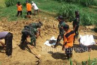 Para personil TNI-Polri, pemerintah kecamatan waru, BPBD Pamekasan dan masyarakat membersihkan material tanah akibat longsoran di dusun Kendal desa Waru Timur Kecamatan Waru Kabupaten Pamekasan
