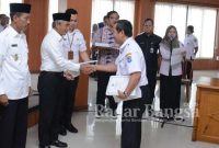 Bupati Ogan Komering Ilir, H. Iskandar, SE serahkan Dokumen Pelaksanaan Anggara (DPA) Tahun 2020 kepada Organisasi Perangkat Daerah (OPD) se Kabupaten OKI di Ruang Rapat Bende Seguguk I  Kamis, (2/1/2020)