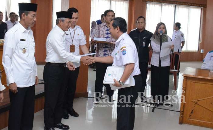 Bupati Ogan Komering Ilir, H. Iskandar, SE serahkan Dokumen Pelaksanaan Anggara (DPA) Tahun 2020 kepada Organisasi Perangkat Daerah (OPD) se Kabupaten OKI di Ruang Rapat Bende Seguguk I  Kamis, (2/1/2020)