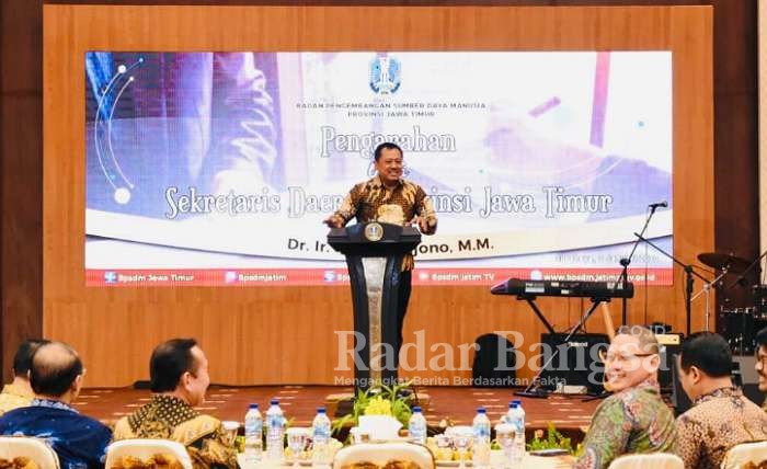 Kepala BPSDM Jatim, Aries Agung Paewai saat memberikan keterangan