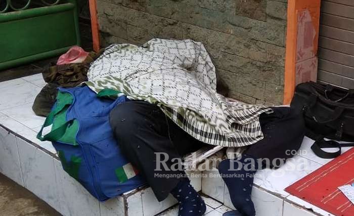 Penjual jam tangan, M. Said (52) ditemukan tak bernyawa di depan rumah warga