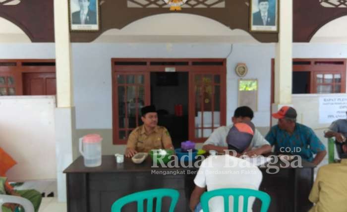 Moh. Hanafi Bersama Aparat Desa Angon-angon Sumenep di Kantor Balai Desa.