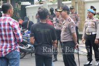 Kapolres Gresik AKBP Kusworo Wibowo, S.H., S.I.K., M.H. turun langsung pimpin pasukan dalam pengamanan aksi unjuk rasa oleh PC PMII , Jum'at (3/1/2020)