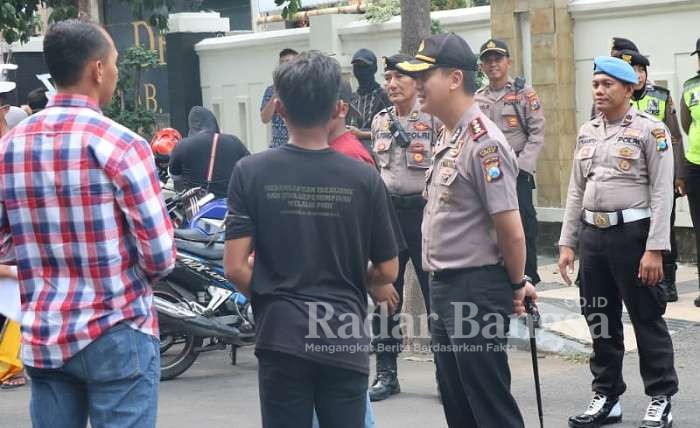 Kapolres Gresik AKBP Kusworo Wibowo, S.H., S.I.K., M.H. turun langsung pimpin pasukan dalam pengamanan aksi unjuk rasa oleh PC PMII , Jum'at (3/1/2020)