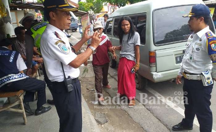 Kabid Hubungan Darat Dishub Sampang Madura Jawa Timur Moh Khotibul Umam S.Sos M.Si, Saat memimpin Operasi