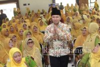 Wakil Gubernur Jawa Timur, Emil Elestianto Dardak, saat bersama organisasi wanita keagamaan Aisyiyah, 