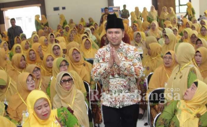 Wakil Gubernur Jawa Timur, Emil Elestianto Dardak, saat bersama organisasi wanita keagamaan Aisyiyah, 