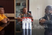 (kiri) Arist Merdeka Sirait Ketua Umum KOMNAS Perlindungan Anak bersama (tengah) AKBP Horas Silaen SIK, MH Kapolres Tapanuli Utara dan (kanan)  Kasatreskrimum Polres TAPUT di Kantornya di Tarutung