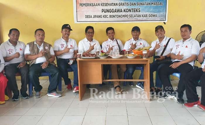 Tim Relawan Punggawa Konteks star pertama gelar baksos di Desa Jipang Kecamatan Bontonompo Selatan Kabupaten Gowa.