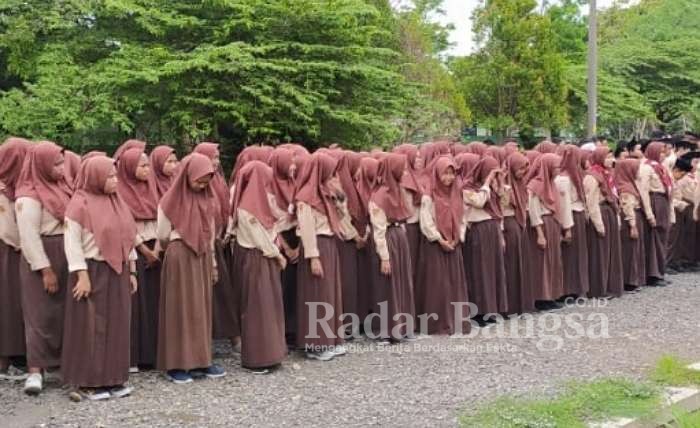 Siswa Sekolah SMP IT Insan Cendekia Semarang Jl menoreh raya no 83 RT O4 RW O4 Bendan Duwur