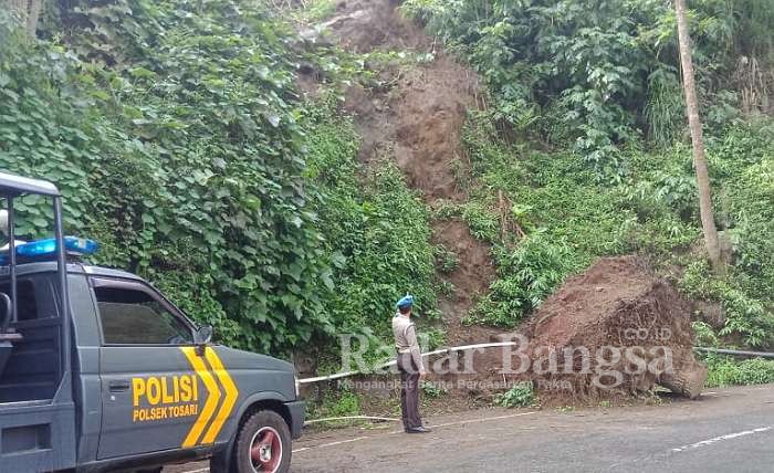 Petugas Kepolisian cek daerah Rawan longsor