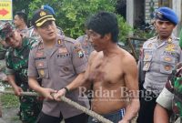 (tengah) Kapolres Gresik AKBP Kusworo Wibowo, SH, SIK, MH saat sosialisasi dengan warga