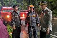 (kiri) Wagub Jatim, Emil Elestianto Dardak, saat meninjauan salah satu ruas jalan di Surabaya yang mengalami kerusakan, pohon tumbang di sisi Jl. A.Yani.