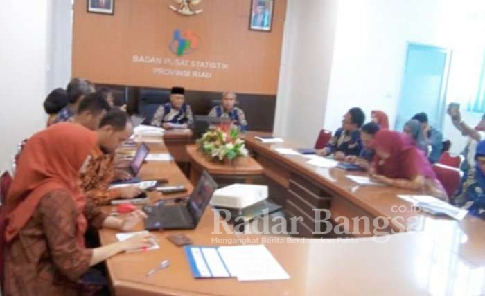 Kepala Badan Pusat Statistik (BPS) Provinsi Riau, Misfaruddin saat memaparkan,