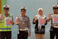 Personil Satlantas Polres Lamongan bertempat di Radio Suara Lamongan 93,6 FM,. (15/01/2020)