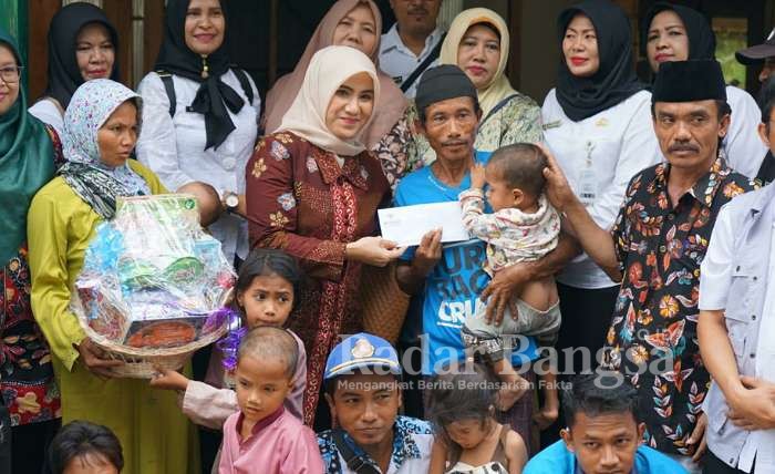 Istri Bupati Saat Memberi Bantuan Sembako Dan Uang Kepada Orang Tua Penderita Gizi.Kurang Di Desa Batuporo Barat Kedundung