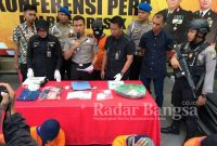 Kasat Reskrim Polres Gresik AKP.Panji P Wijaya, S.H, S.I.K. melakukan siaran jumpa pers