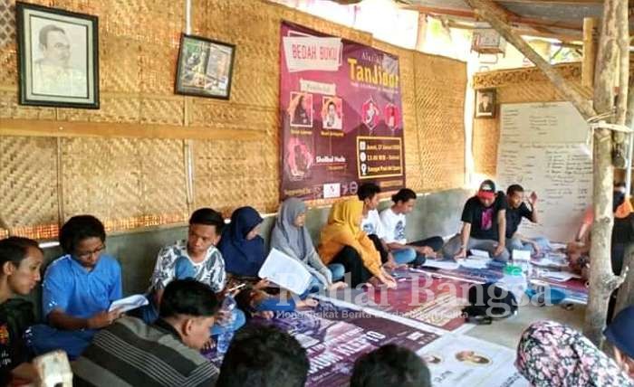 Di Sanggar Pasir, Desa Banyuurip -Ujungpangkah - Gresik. Bedah buku ini dihadiri oleh A.H.J Khuzaini, salah satu penulis. Nurel Javissyarqi, dan Rakai Lukman yang didapuk sebagai pembedah serta dimoderatori oleh Shafif.