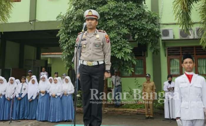 Kasat Lantas Polres Lamongan AKP Danu Anindhito Kuncoro Putro. SIK,  saat sosialisasi di SMKN 1 Lamongan