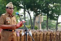 Akar Wibowo, SH memimpin apel mingguan dilingkungan Pemkab setempat, Senin (20/1/2020)