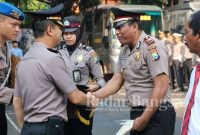 Kapolres Gresik AKBP Kusworo Wibowo, SH SIK MH saat berikan hadiah kepada anggota yang berprestasi