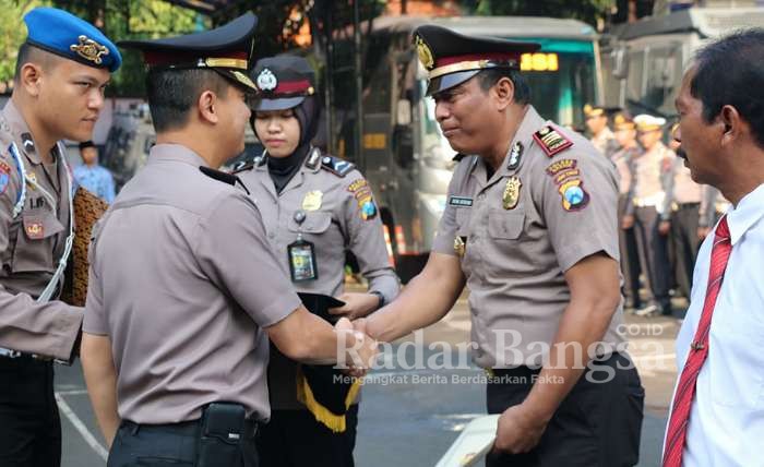 Kapolres Gresik AKBP Kusworo Wibowo, SH SIK MH saat berikan hadiah kepada anggota yang berprestasi