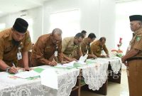 Kepala Dinas Lingkungan Hidup, Arman Aa. Saat memimpin penandatanganan