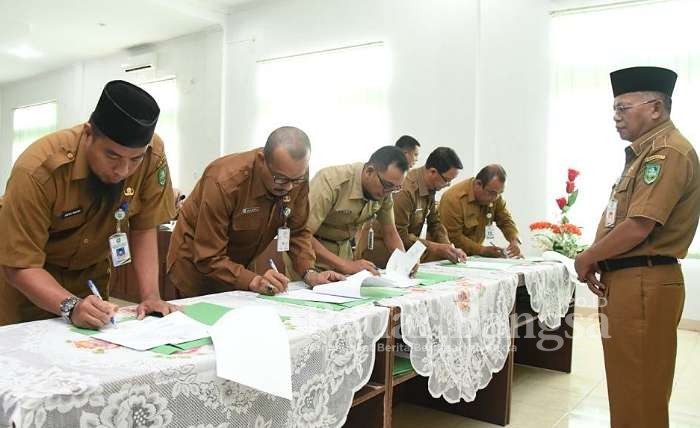 Kepala Dinas Lingkungan Hidup, Arman Aa. Saat memimpin penandatanganan