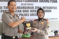 (Kanan Kapolres Gresik AKBP Kusworo dan (kiri) Kapolres Pelabuhan Tanjung Perak AKBP Ganis Setyaningrum,