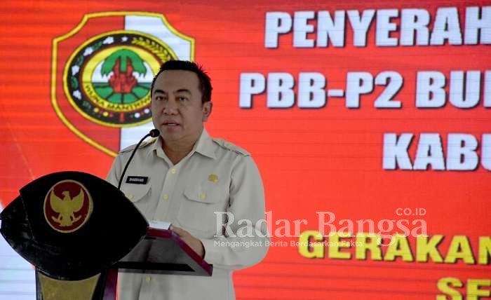 Kepala Bapenda Drs H. Bambang Eko Wahyudi saat menyampaikan Sambutanya pada acara penyerahan buku pajak PBB - P2 Kepala Desa se Kabupaten Mojokerto