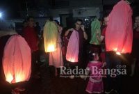 Keluarga SJ Angga saat Melepas burung gereja, merupakan suatu tradisi membuang sial atau sebagai penebus dosa