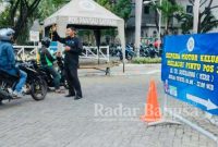 Petugas keamanan memberlakukan sistem satu arah atau one gate system