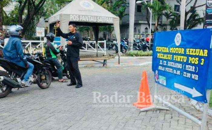 Petugas keamanan memberlakukan sistem satu arah atau one gate system