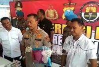 Kapolres Kediri, AKBP Lukman Cahyono, S.I.K, MH, menunjukkan barang bukti pencabulan yang dilakukan oleh oknum ustadz