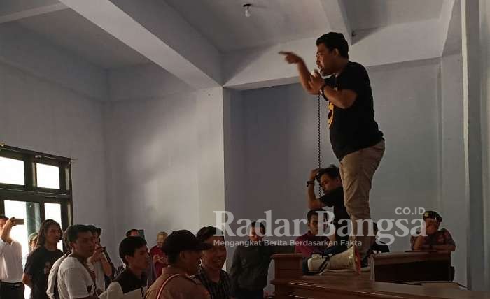 Aliansi Mahasiswa Bantaeng Bersatu (Ambar) gelar unjuk rasa didepan gedung DPRD Bantaeng 