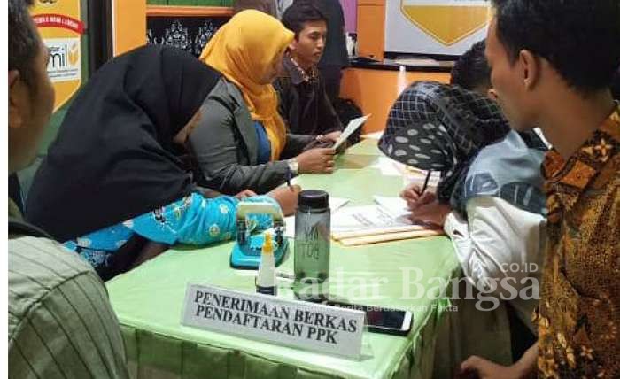 Kegiatan penelitian administrasi seleksi PPK Pilkada Kabupaten Lamongan