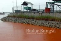 Tumpahan CPO terlihat orange