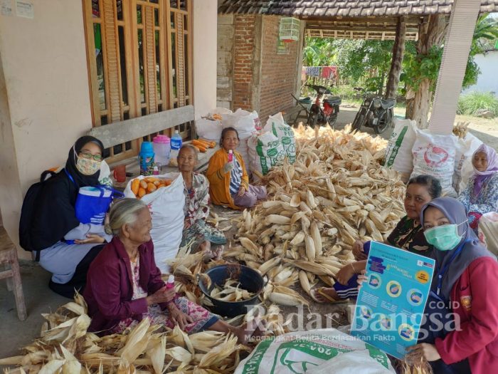 Mahasiswa UMM saat berdialog dengan warga desa Marmoyo