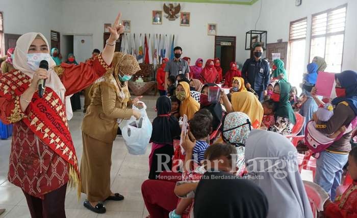 Ketua Tim Penggerak Pemberdayaan dan Kesejahteraan Keluarga (TP PKK) Kabupaten Lampung Selatan, Hj. Winarni Nanang Ermanto Acara  road show program swasembada gizi 