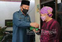 H Fadeli Bupati Lamongan saat membagikan masker