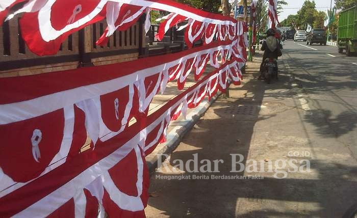 Penjual Bendera Dan Umbul Umbul di jalan Wakhed Hasyim Sampang