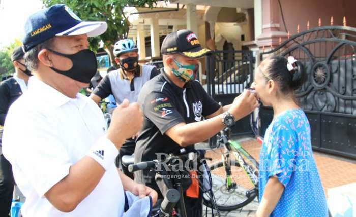 (kaos putih) Bupati Lamongan H Fadeli (kaos hitam) Dandim 0812 Lamongan Letkol Inf Sidik Wiyono  saat memberikan Masker