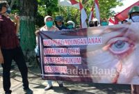 Puluhan warga saat mendatangi kantor pengadilan Bangil