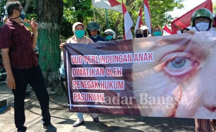 Puluhan warga saat mendatangi kantor pengadilan Bangil