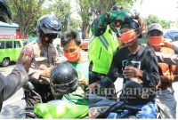 Satlantas Polres Pasuruan saat membagikan masker