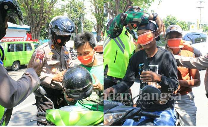 Satlantas Polres Pasuruan saat membagikan masker