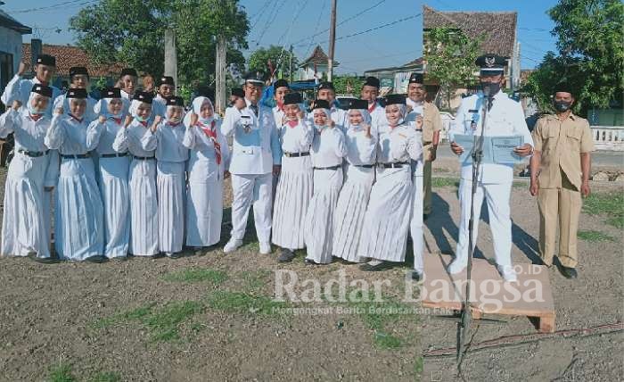 (Kanan) Kepala Desa Banjaragung Hargianto selaku Inspektur Upacara 