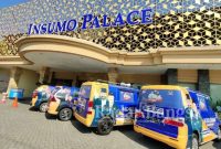 Nampak berjajar di Depan Hotel Insumo Palace Mobil para Anggota Fraksi Partai NasDem dengan branding pasangan calon Bupati dan Wakil Bupati Kediri