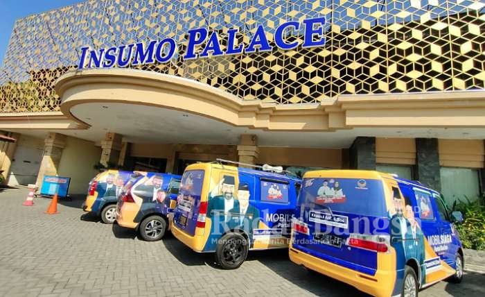 Nampak berjajar di Depan Hotel Insumo Palace Mobil para Anggota Fraksi Partai NasDem dengan branding pasangan calon Bupati dan Wakil Bupati Kediri