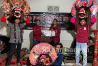 TIM PMM UMM memberikan paket cegah Covid-19 kepada paguyuban kesenian unggulan Desa Kolomayan